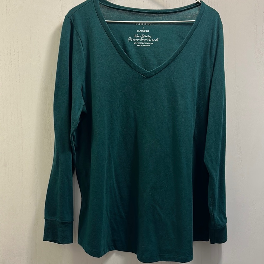 Torrid Classic Fit V-Neck Long Sleeve Tee Size 1 x dark green.